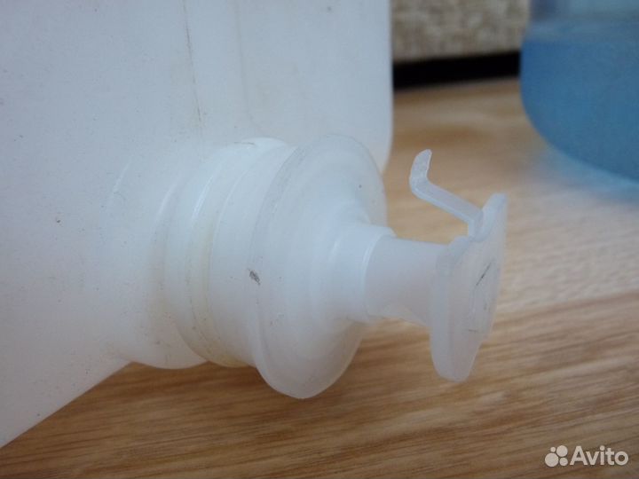 Бутыли с ручкой кулеровские 20;19-и литровые