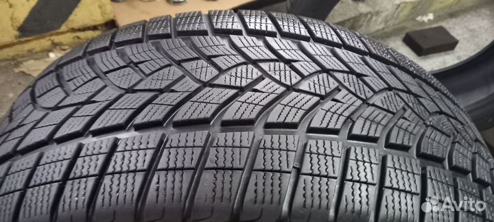 Goodyear UltraGrip Performance 275/45 R21 110V