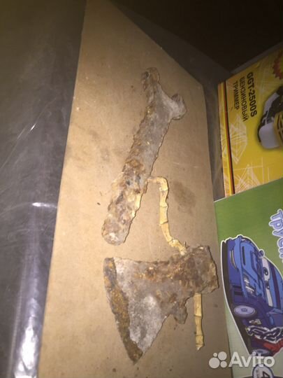 Старинный топор и ключ