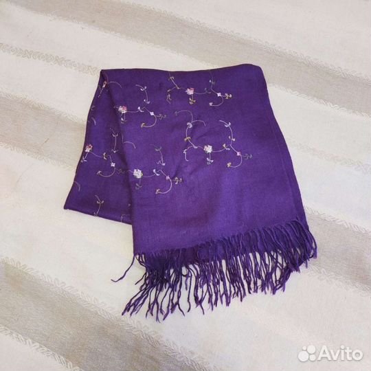 Нежный шарф с вышивкой