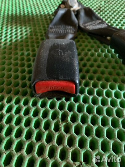 Фиксатор ремня задний левый Nissan Almera N16