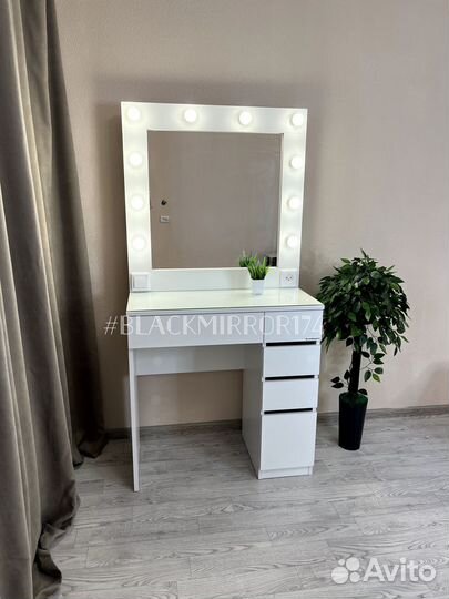 Белый туалетный стол под пуфик