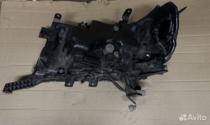 Toyota Land Cruiser 200 фара правая