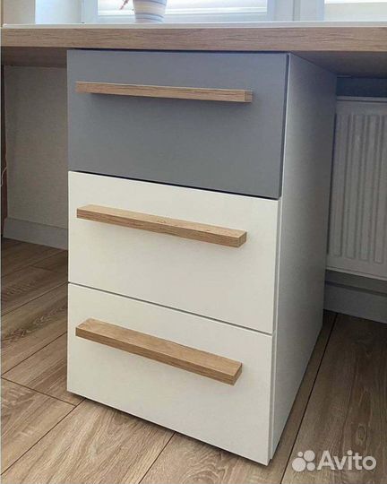 Письменный стол в детскую со шкафом