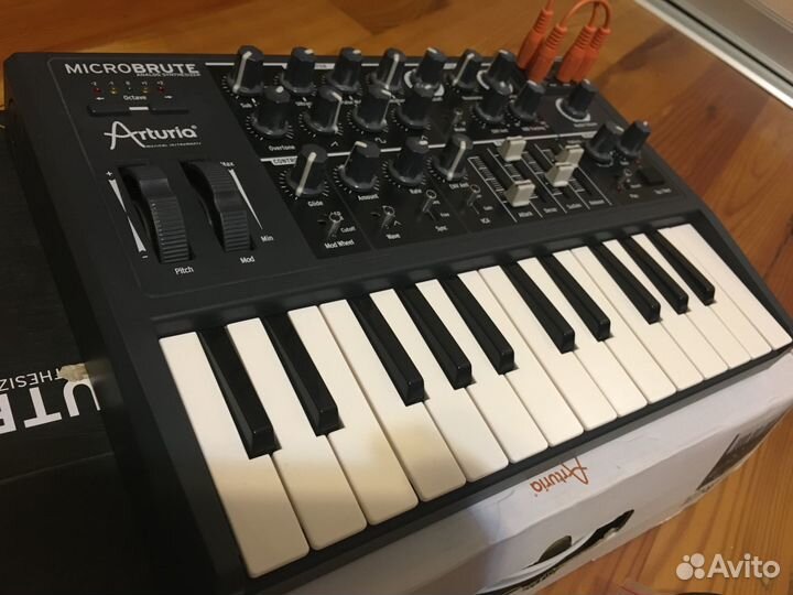 Arturia MicroBrute аналоговый синтезатор