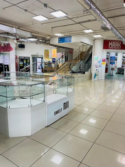 Островок у гипермаркета