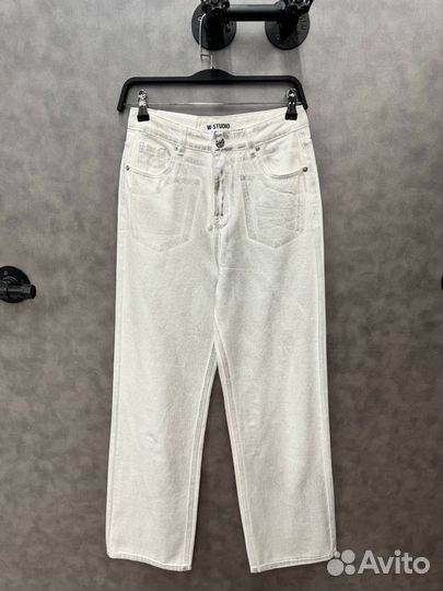 Белые джинсы с серебряными потертостями