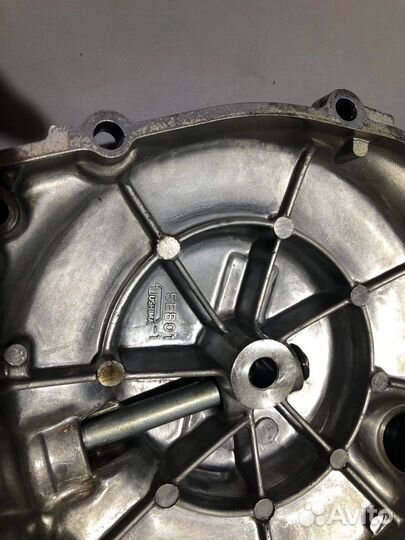 Правая крышка (сцепления) Yamaha YZF-R6 2001г