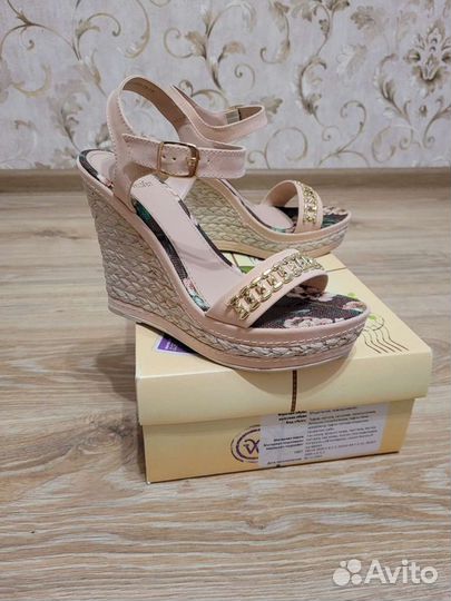 Босоножки женские 39 размер новые