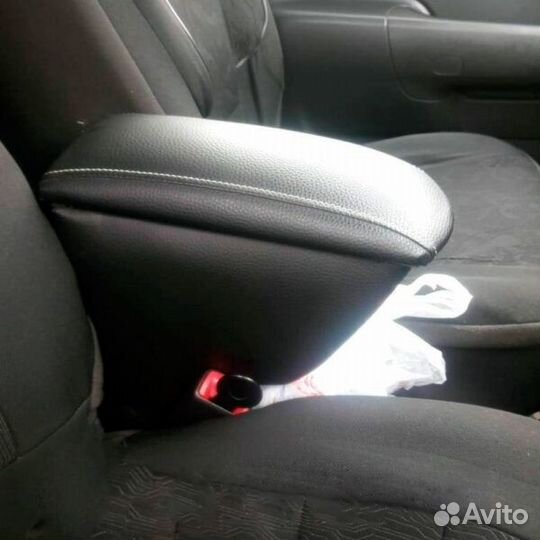 Подлокотник Toyota Succeed