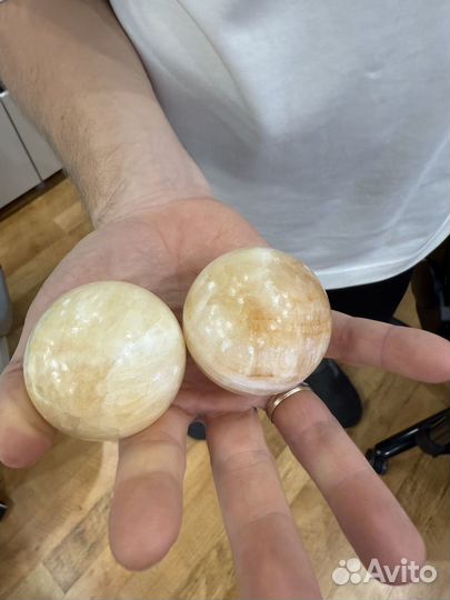 Шары для рук из розового кварца в коробке