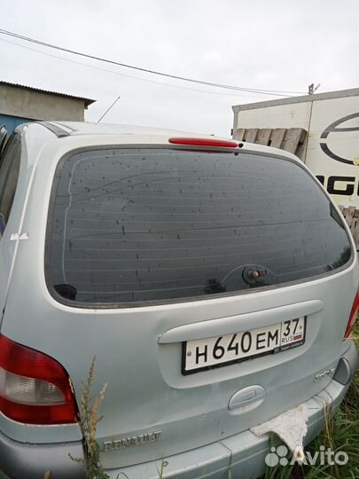 Стекло на крышку багажника на рено сценник