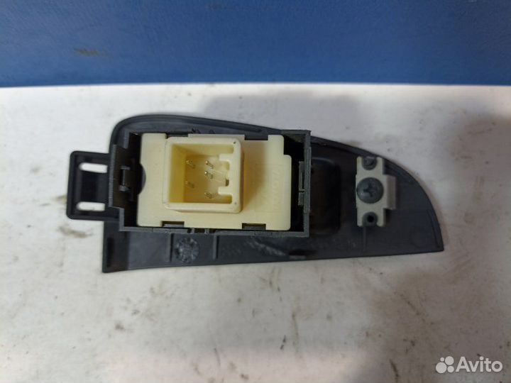 Кнопка стеклоподъемника задняя левая Toyota