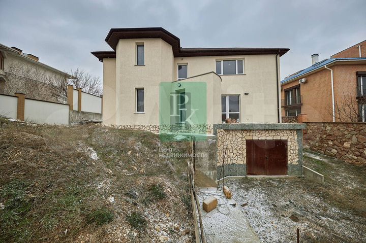 Дом 298,6 м² на участке 6 сот.