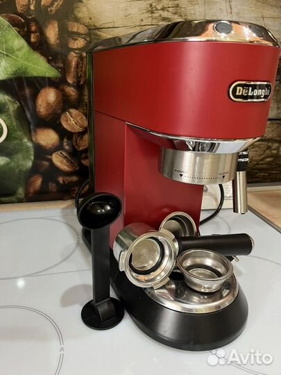 Кофеварка рожковая De'Longhi Dedica EC 685