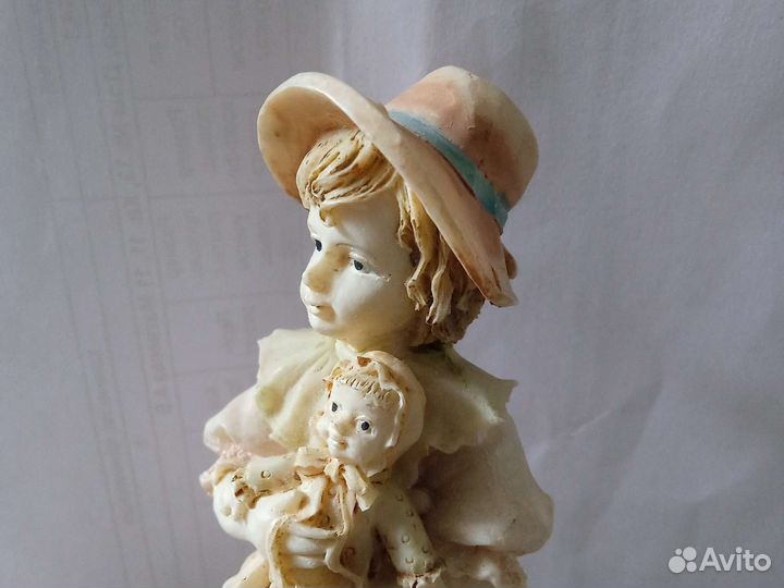 Статуэтка девочка с куклой
