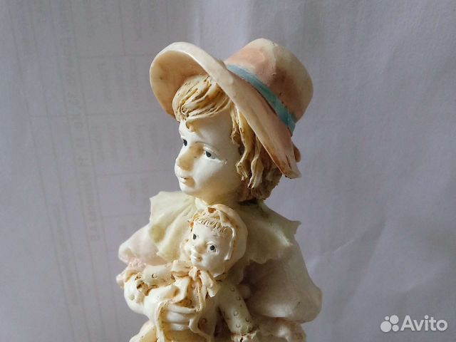 Статуэтка девочка с куклой
