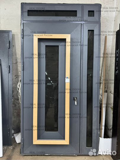 Входная металлическая дверь в загородный дом