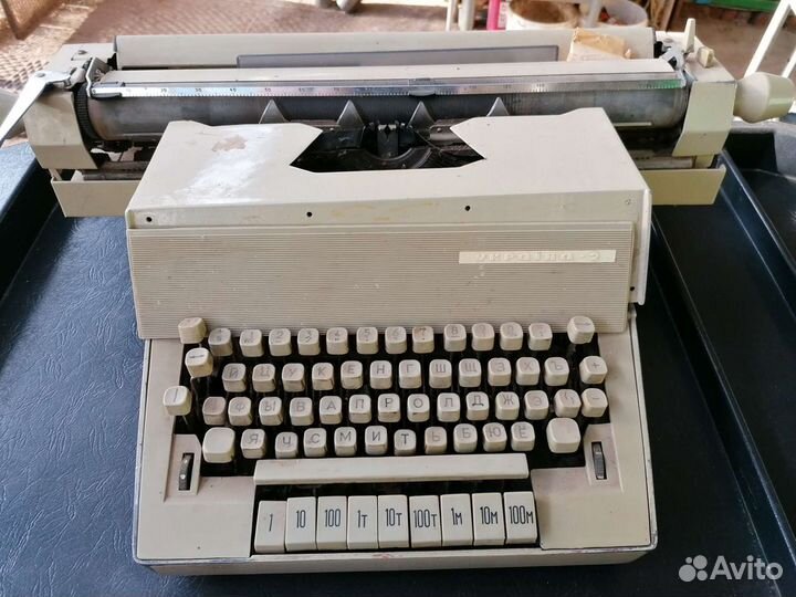 Печатная механическая машинка 