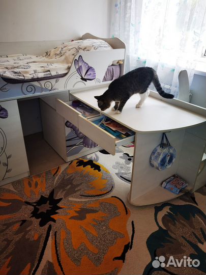 Детская кровать и шкаф