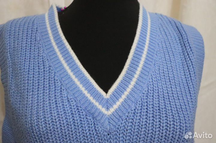 Вязаная жилетка женская голубая 46
