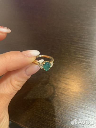 Золотое кольцо с изумрудом и бриллиантами