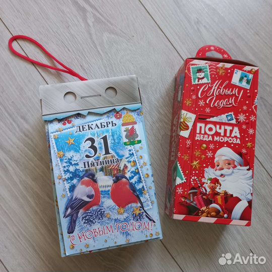 Коробки с новым годом и костюм панды