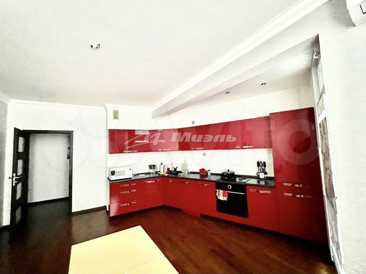 Доля в 5-к. квартире, 153 м², 3/4 эт.