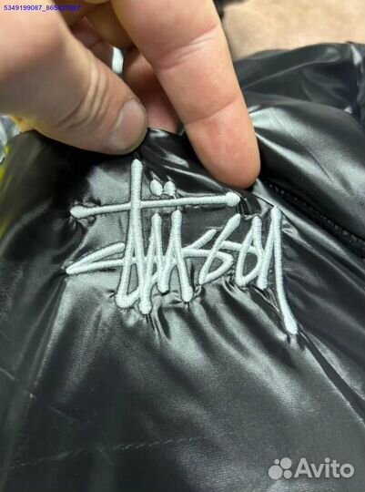 Уютный глянцевый пуховик от Stussy