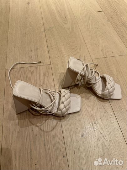 Босоножки бежевые на завязках