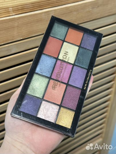 Палетка теней revolution