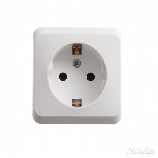 Розетка наружная с заземлением без шторок белая 22