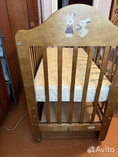 Детская кроватка с маятником