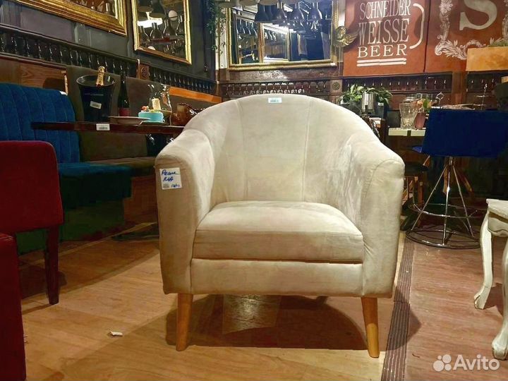Кресло из велюра на ножках