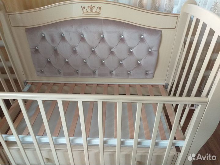 Детская кроватка с маятником и ящиком