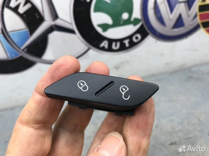 Кнопка центрального замка передняя правая