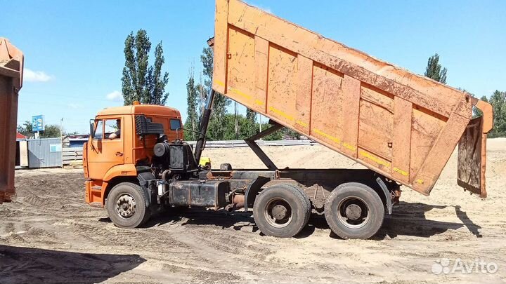 Водитель самосвала