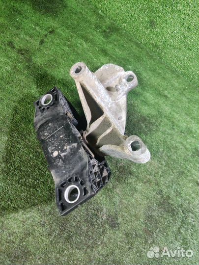 Опора двигателя правая Nissan Almera G15