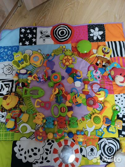 Погремушки, грызунки, развивалки для малышей