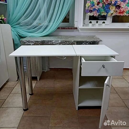 Маникюрный столик, комод, тележка