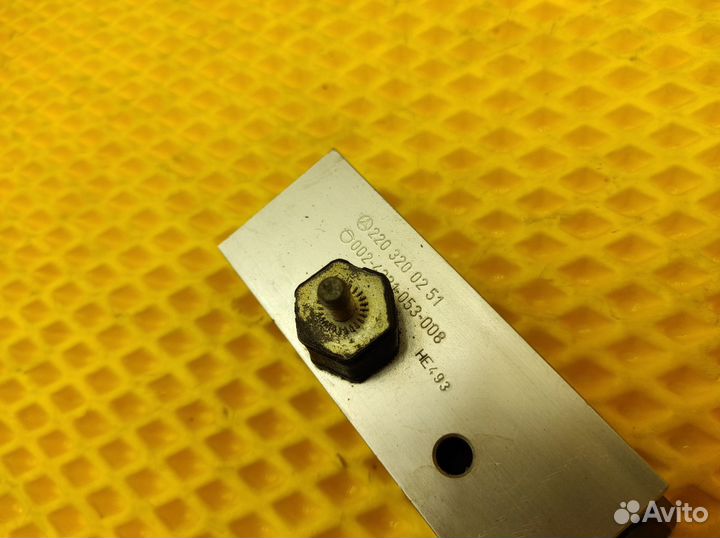 Клапан гидроподвески Mercedes-Benz W220 M113.991