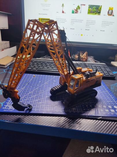 Кран на гусеницах в масштабе 1:50