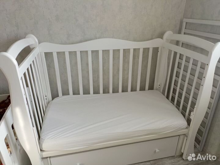 Детская кроватка с маятником