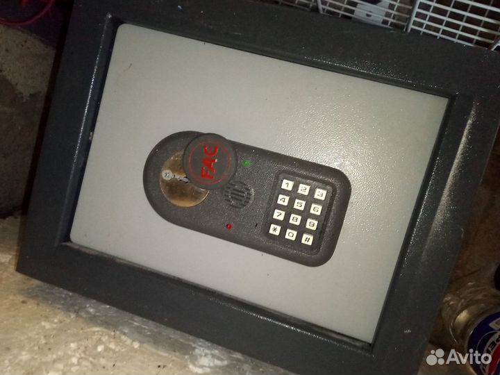 2 сейфа без ключей