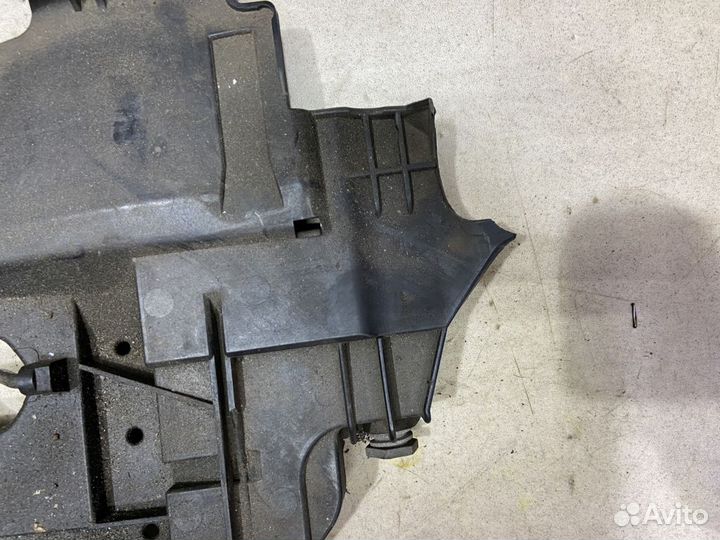 7L6941613C Кронштейн VW Touareg 1 С дефектом