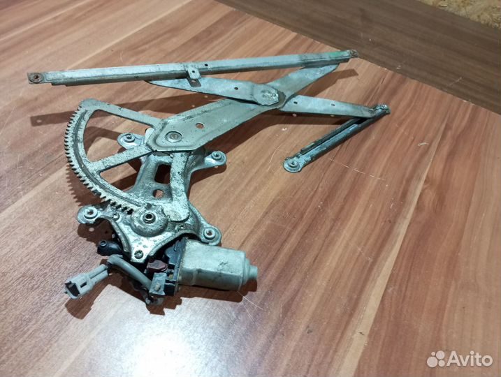 Передний правый стеклоподъемник Toyota land cruise