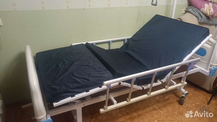 Медицинская кровать с противопролежневым матрасом