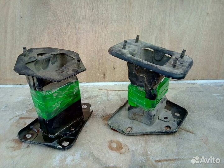 Nissan Note E11 - Кронштейны переднего усилителя