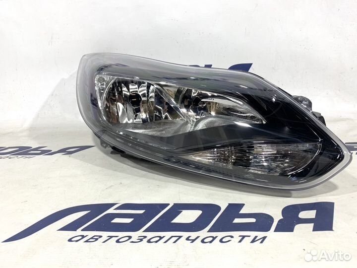 Фара Ford Focus 3 правая черная