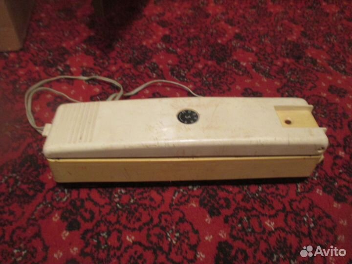 Устройство для склеивания целлофана и пластика